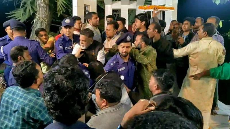 শহীদ মিনারে ফুল দেয়াকে কেন্দ্র করে ছাত্রলীগের দুই গ্রুপের হাতাহাতি