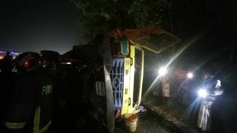 মাদারীপুরের বাস ও ট্রাকের সংঘর্ষে নিহত ৩
