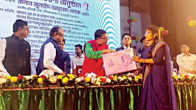 সাতক্ষীরায় ২৪০ তরুণীর মাঝে ল্যাপটপ বিতরণ