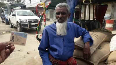 ভোলায় জেলেদের চাল পাচারকালে জনতার তোপের মুখে উপজেলা চেয়ারম্যান