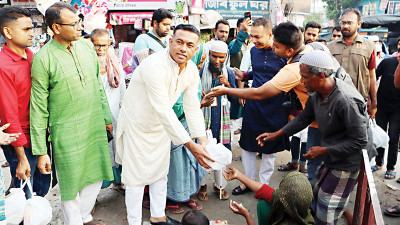যশোরে পুলিশের ইফতারসামগ্রী বিতরণ