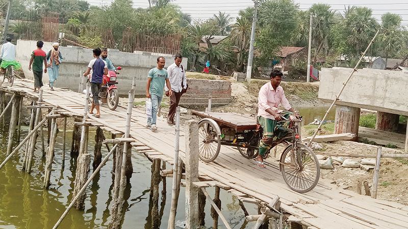 সাতক্ষীরায় তিন বছরেও শেষ হয়নি সেতু নির্মাণ