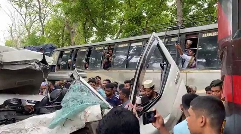বাস-মাইক্রোবাস সংঘর্ষে একই পরিবারের ৪ নারীসহ নিহত ৫