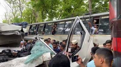 বাস-মাইক্রোবাস সংঘর্ষে একই পরিবারের ৪ নারীসহ নিহত ৫