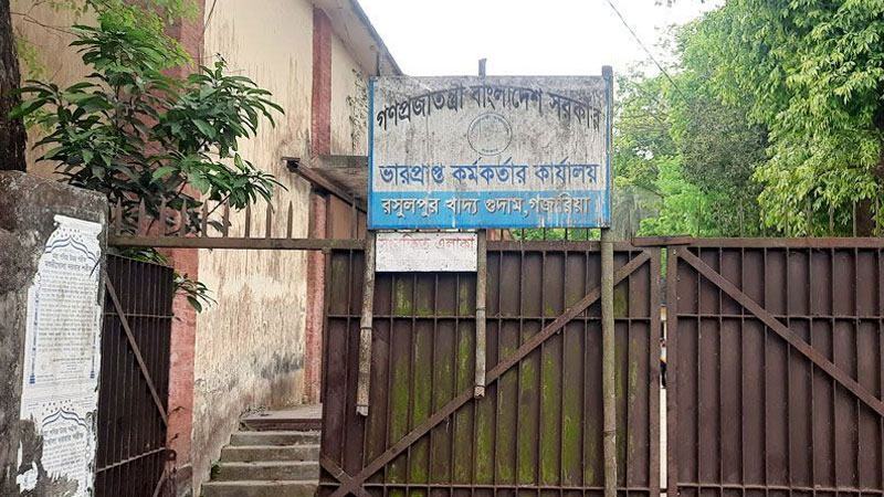 ২৫০ টন চাল সরানোর অভিযোগে খাদ্য পরিদর্শক আটক