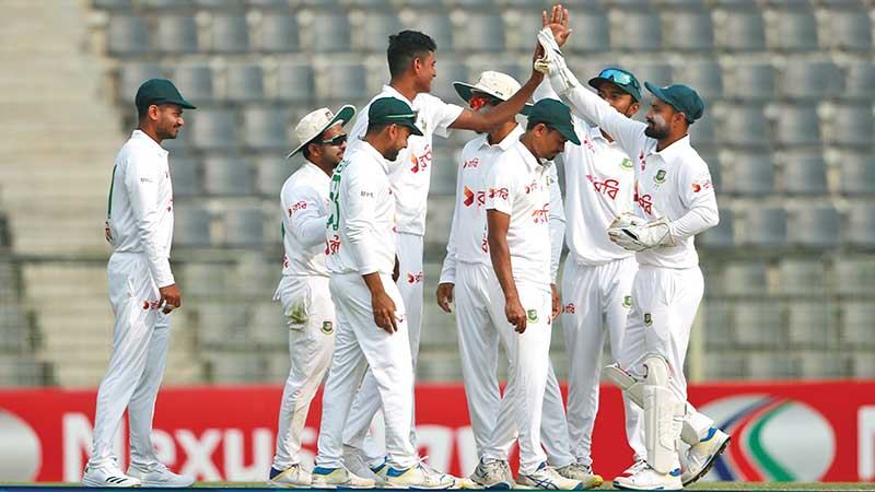 বাংলাদেশকে ম্যাচে রাখলেন বোলাররা