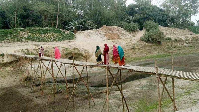 বগুড়ায় ইছামতী নদীপাড়ের মানুষের দুর্দশা কাটছে না