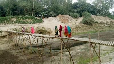বগুড়ায় ইছামতী নদীপাড়ের মানুষের দুর্দশা কাটছে না