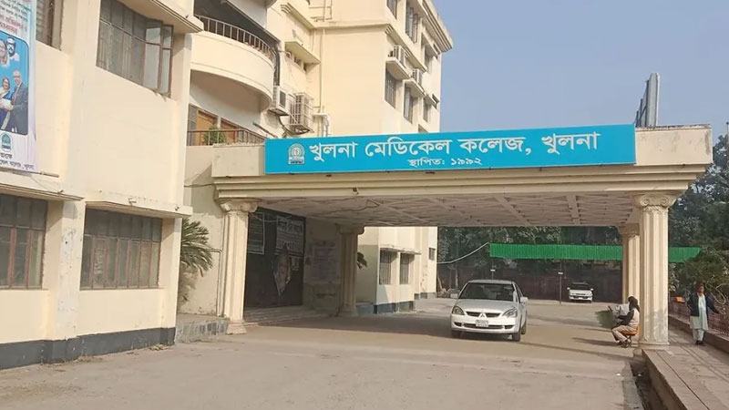 ইন্টার্ন চিকিৎসকদের কর্মবিরতিতে খুলনায় বিপাকে রোগীরা