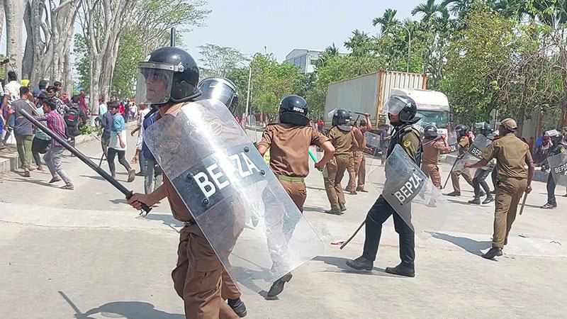 মোংলা ইপিজেডে শ্রমিক পুলিশ সংঘর্ষে আহত ৩০