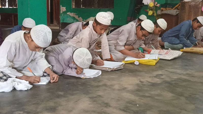 সাধারণ শিক্ষার সঙ্গে ব্যবধান হ্রাসে শিক্ষার্থী বেড়েছে আলিয়ায়, দারিদ্র্যে বেড়েছে কওমিতে