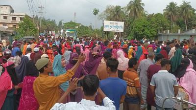 লক্ষ্মীপুরে বন্ধ বেঙ্গল সু ইন্ডাস্ট্রিজ, বেতন-বোনাসের দাবিতে সড়ক অবরোধ