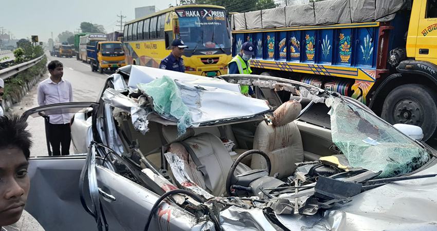 টাঙ্গাইলে কাভার্ড ভ্যানের পেছনে প্রাইভেট কারের ধাক্কায় দুইজনের মৃত্যু
