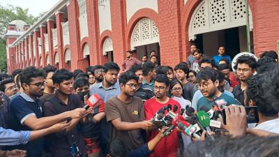 শিক্ষার্থীদের কর্মসূচি স্থগিত, দলবল নিয়ে ক্যাম্পাসে ছাত্রলীগ