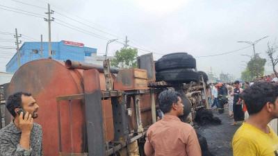 সাভারে তেলবাহী লরির দুর্ঘটনায় ৫ গাড়িতে আগুন, নিহত ২