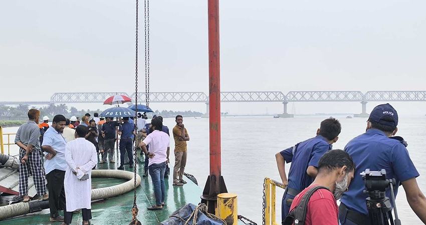 রূপসা রেলসেতুতে ধাক্কা লেগে সারবোঝাই কার্গোডুবি, নিখোঁজ ২