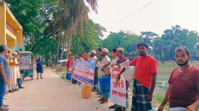 পাথরঘাটায় সুপেয় পানির দাবিতে প্রতীকী অনশন