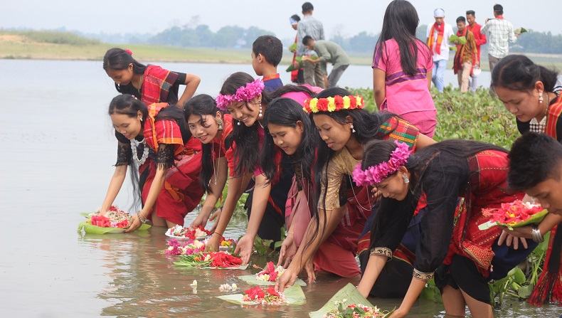 দুঃখ-গ্লানি ভুলতে ফুল ভাসালেন রাঙ্গামাটির পাহাড়ি জনগোষ্ঠীর মানুষ
