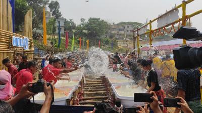 জলোৎসবে শেষ হলো বৈসাবী