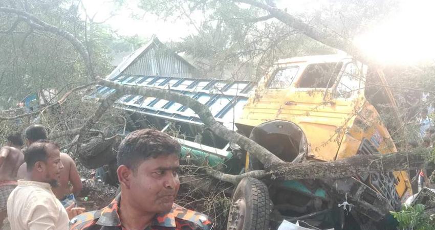 ঝালকাঠিতে সড়ক দুর্ঘটনায় নিহত বেড়ে ১৪ জন