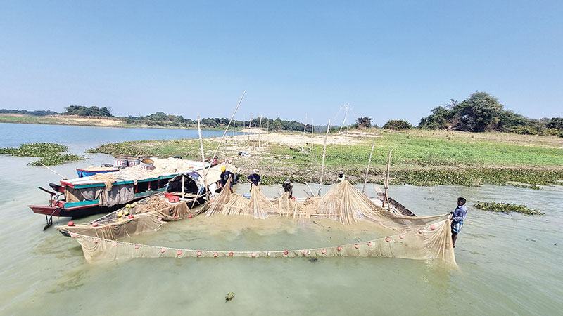 কাপ্তাই হ্রদের পানি দ্রুত কমছে আগেই বন্ধ হচ্ছে মাছ ধরা