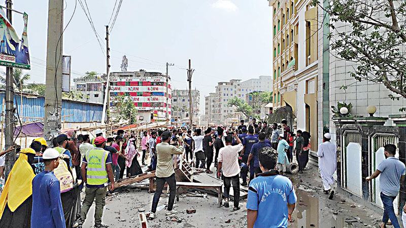 নারায়ণগঞ্জে শ্রমিক-পুলিশ সংঘর্ষে আহত ৩০