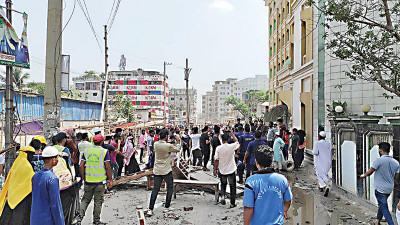 নারায়ণগঞ্জে শ্রমিক-পুলিশ সংঘর্ষে আহত ৩০