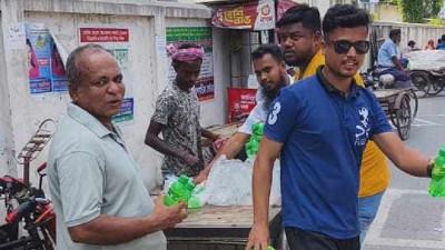 কোটালীপাড়ায় সাধারণ মানুষের মধ্যে কোমল পানীয় বিতরণ
