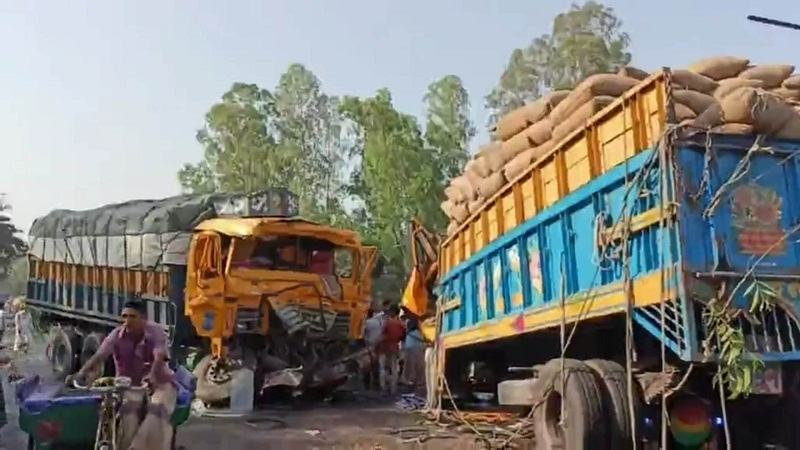 ঘোড়াঘাটে দুটি ট্রাকের মুখোমুখি সংঘর্ষ, নিহত ২