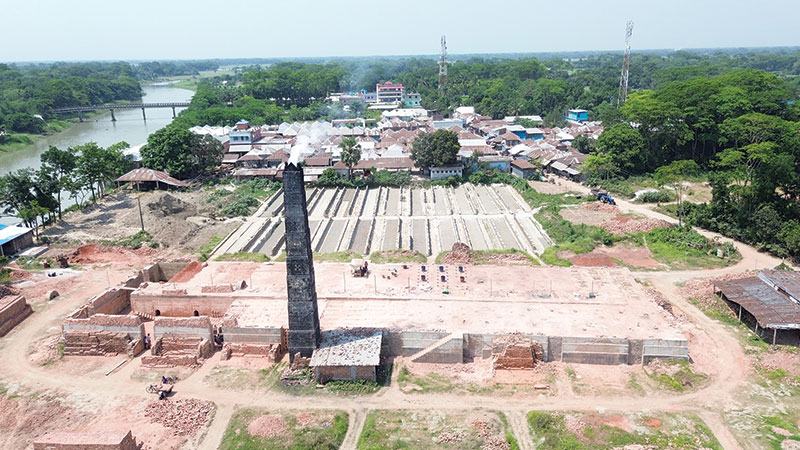 মাদারীপুরে ছাড়পত্র ছাড়াই চলছে ইটভাটা
