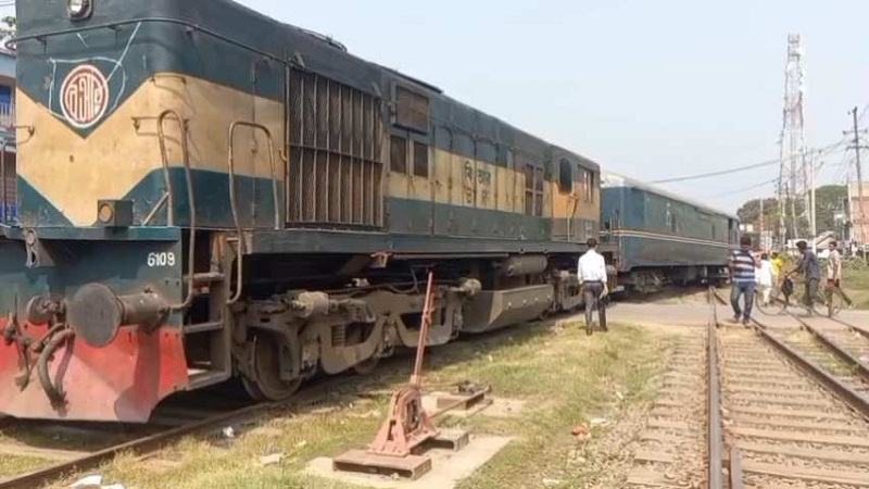 রাজবাড়ীতে তিন ঘণ্টা পর লাইনচ্যুত ট্রেন উদ্ধার