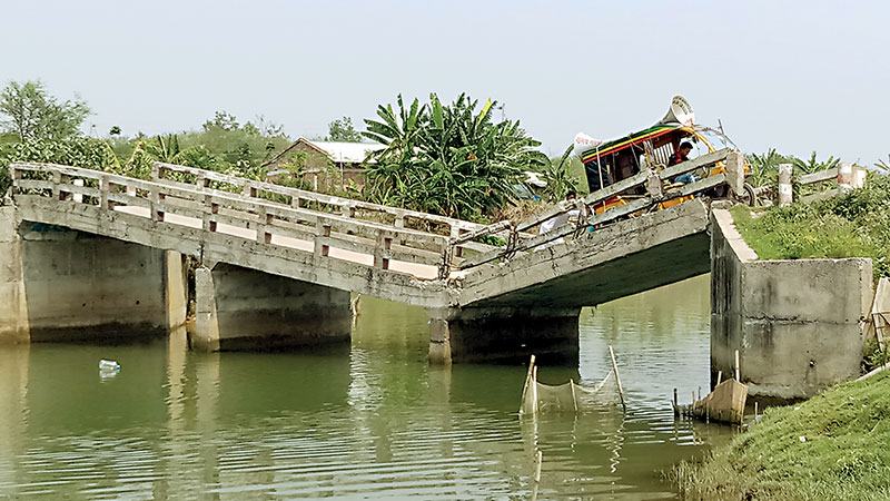 সাতক্ষীরায় দুই বছরেও অপসারণ হয়নি ভাঙা সেতু