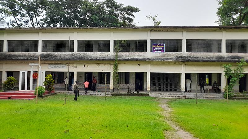 ফুলগাজীতে প্রথম দেড় ঘণ্টায় ৫ বুথে শূন্য ভোট