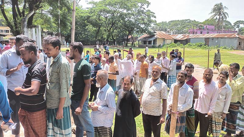 লক্ষ্মীপুরে বৃষ্টির পর বাড়ছে ভোটার উপস্থিতি
