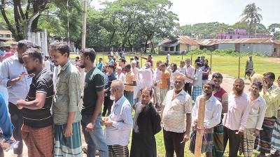 লক্ষ্মীপুরে বৃষ্টির পর বাড়ছে ভোটার উপস্থিতি