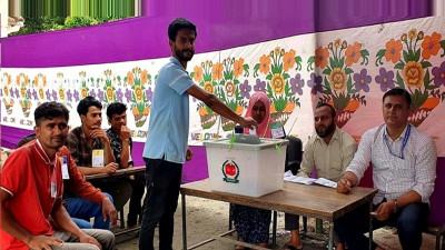ভোটকেন্দ্রে জায়গা না হওয়ায় মাঠে শামিয়ানা টানিয়ে ভোট