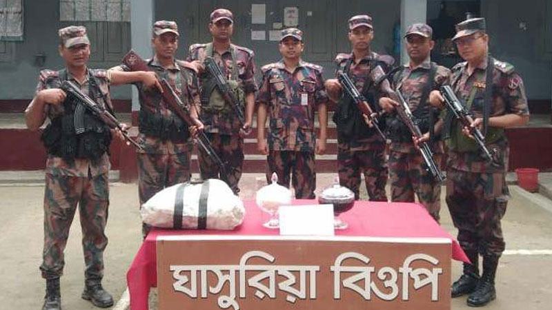 বিরামপুর সীমান্ত থেকে দুই কেজি সাপের বিষ উদ্ধার