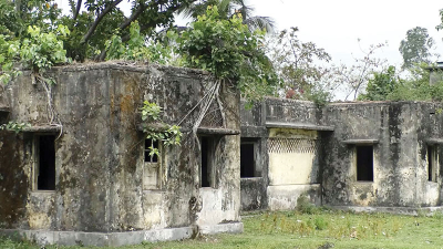 কুড়িগ্রামে ঝুঁকিপূর্ণ হয়ে পড়েছে ষাটের দশকের স্টাফ কোয়ার্টার