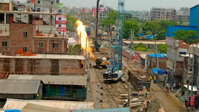 ফতুল্লায় রাস্তা খোঁড়ার সময় গ্যাসের পাইপ ফেটে অগ্নিকাণ্ড