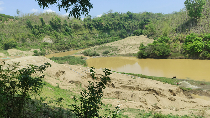 অবাধে বালি উত্তোলনে বাড়ছে সাঙ্গুর গভীরতা