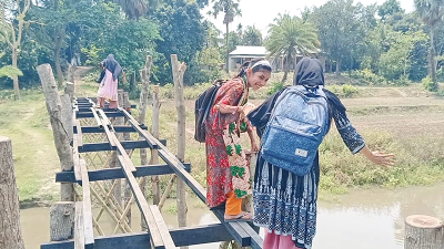 সেতুর অভাবে দুর্ভোগে নাগেশ্বরী নদীপাড়ের মানুষ