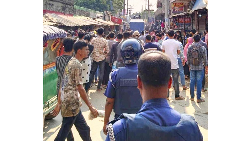 আশুলিয়ায় বকেয়া বেতন দাবিতে শ্রমিক বিক্ষোভ