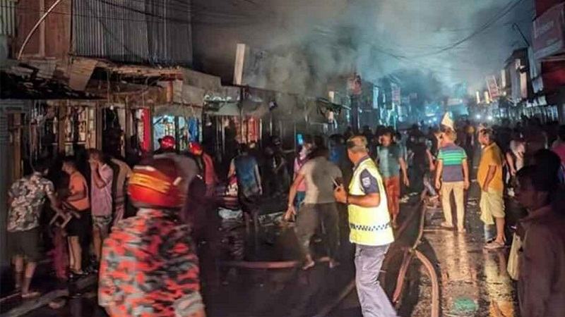 গাইবান্ধায় অগ্নিকাণ্ডে ১০টি দোকান পুড়ে ছাই