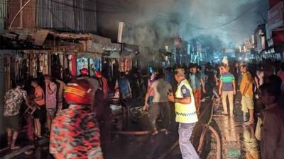 গাইবান্ধায় অগ্নিকাণ্ডে ১০টি দোকান পুড়ে ছাই