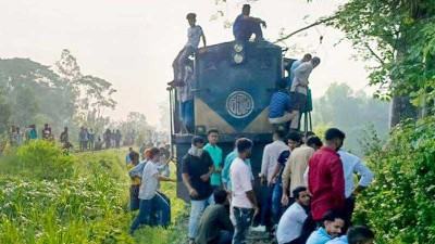 নরসিংদীতে তিতাস কমিউটার ট্রেনের ইঞ্জিন বিকল