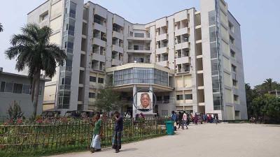 অর্ধেকেরও কম জনবল প্রয়োজনীয় ওষুধ সংকট