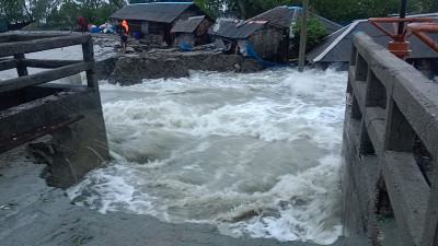 বাঁধ ভেঙে কয়রা, পাইকগাছা ও দাকোপের লোকালয় প্লাবিত
