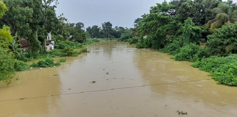 বিপদসীমার ওপর দিয়ে প্রবাহিত হচ্ছে মুহুরী নদীর পানি