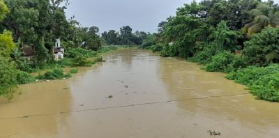 বিপদসীমার ওপর দিয়ে প্রবাহিত হচ্ছে মুহুরী নদীর পানি