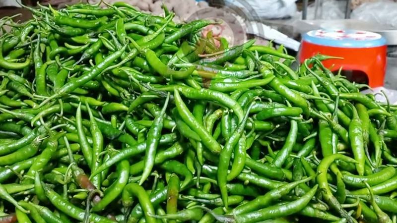 হিলিতে কমেছে কাঁচামরিচের দাম